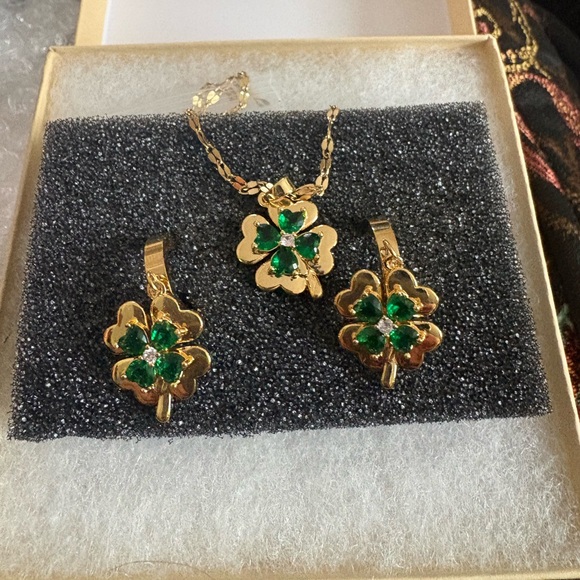 Jewelry - Gold Green Clover Pendant Necklace Earrings Set NIB